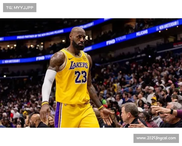 球迷高举标语致敬詹姆斯，41岁老将感动落泪